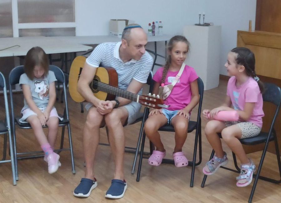 Rabbi+Farbaum+singing+with+children.